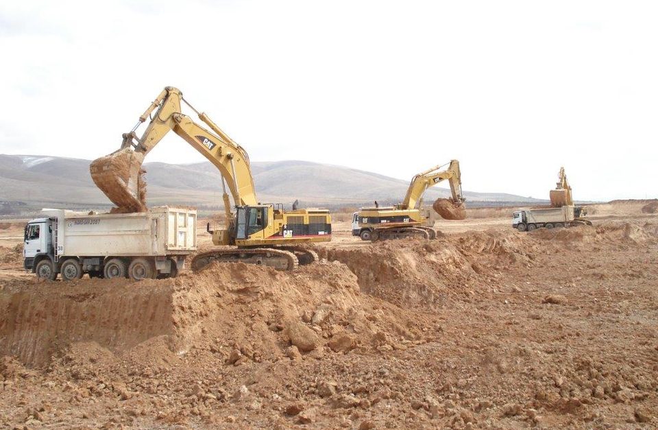 Ekskavatörün hafriyat kamyonuna yükleme yapması
