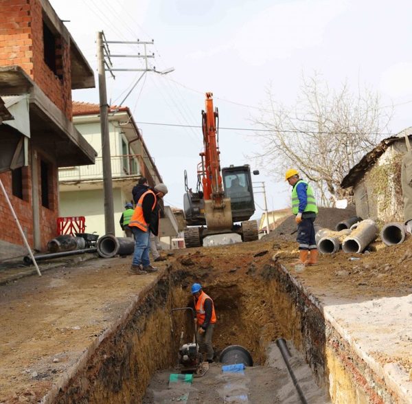 Boru döşenen altyapı hendeğinde çalışan ekip