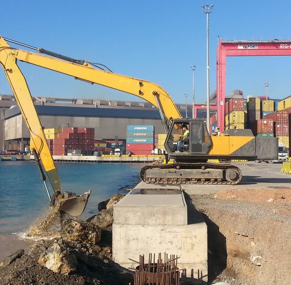 Liman rıhtımında deniz tarama çalışması