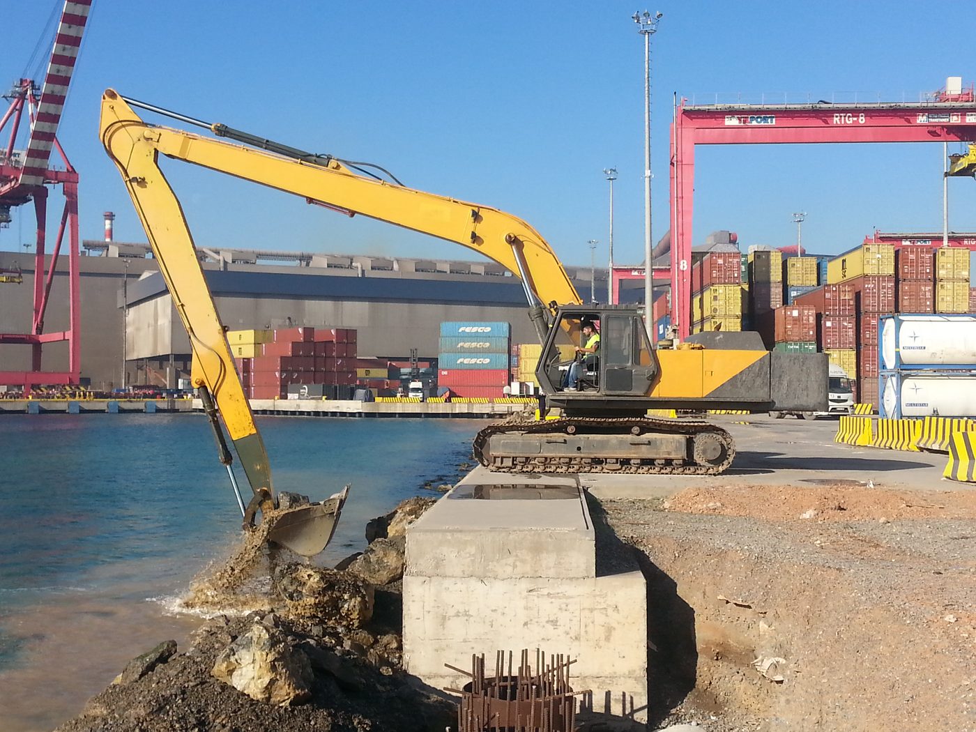 Limanda deniz tarama yapan Ulaş ekskavatörü