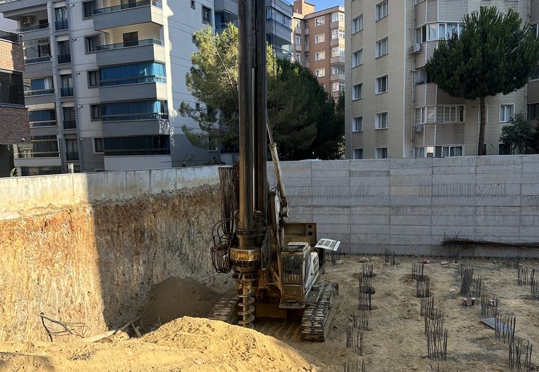 Şehir içi temel kazısı sahasında iksa perdesi ve kazık makinesi